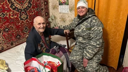 Волонтёр из Нижнекамска поздравила с Новым годом 97-летнего ветерана в Лисичанске - НТР 24