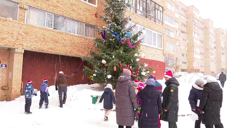 Нижнекамцы начали украшать дворы к Новому году