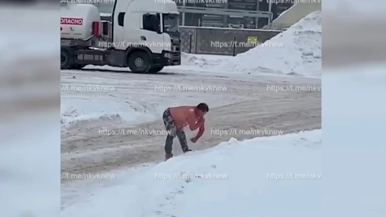 Нижнекамец заметил на промзоне мужчину, моющегося снегом