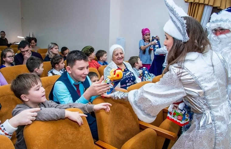 В Нижнекамске организовали новогоднее представление для особенных ребят