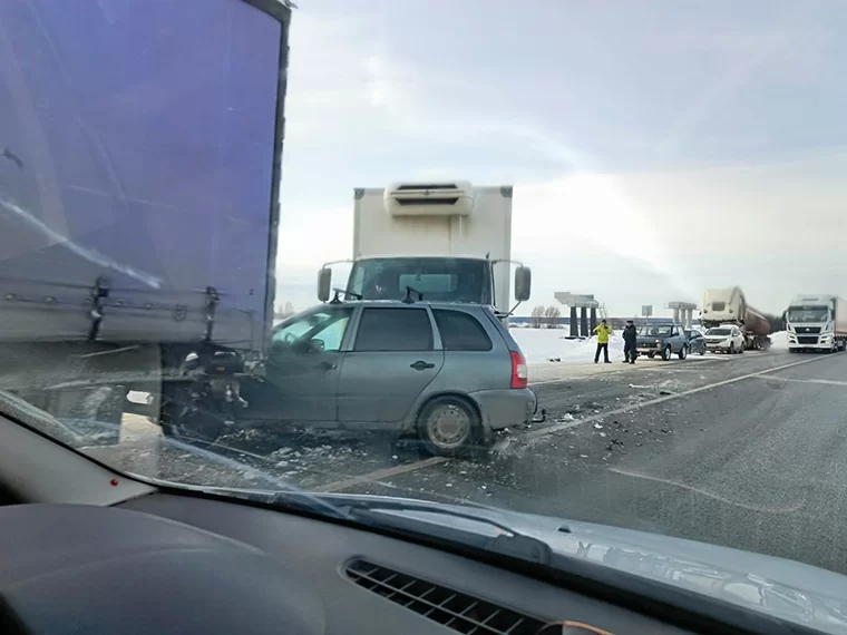 На трассе в Татарстане легковушку зажало между двух грузовиков