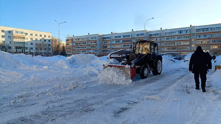 В Нижнекамске на уборку дворов вышло почти 500 дворников