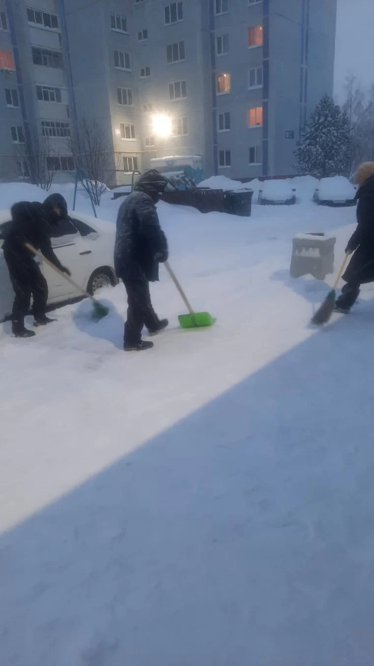 В Нижнекамске старшие по домам вместе с жителями вышли на уборку дворов