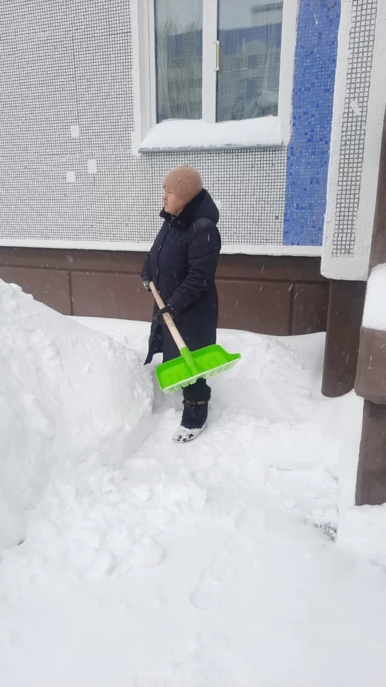 В Нижнекамске старшие по домам вместе с жителями вышли на уборку дворов