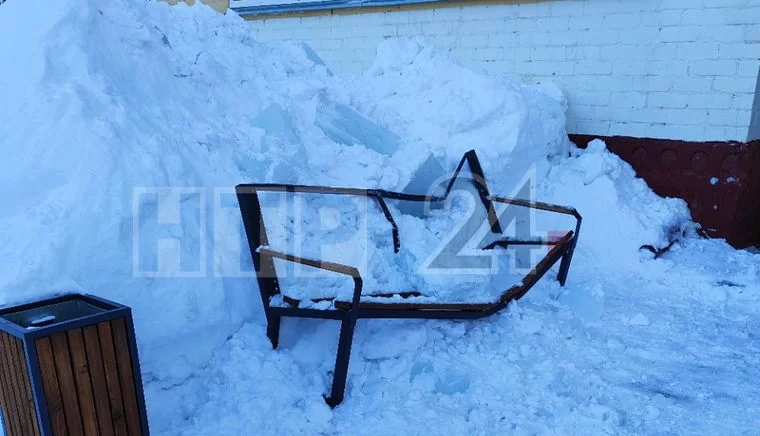 В Нижнекамске глыба льда рухнула на скамейку у подъезда