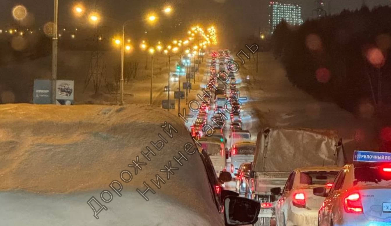 В Нижнекамске из-за снегопада парализовало движение на Соболековской трассе  — НТР 24