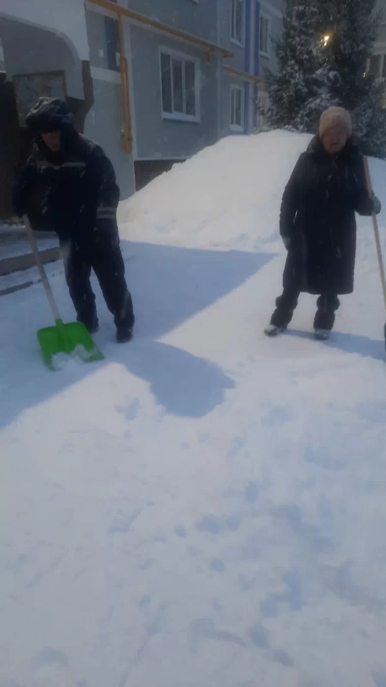 В Нижнекамске старшие по домам вместе с жителями вышли на уборку дворов