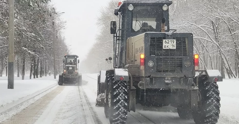 В Нижнекамске на новогодних праздниках коммунальщики круглосуточно чистят снег