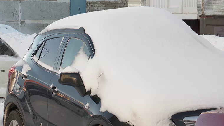 Нижнекамцам предлагают откопать их автомобиль из сугроба за деньги