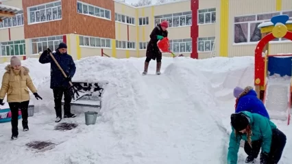 Нижнекамцы во время чистки детсада от снега сделали горку для детей