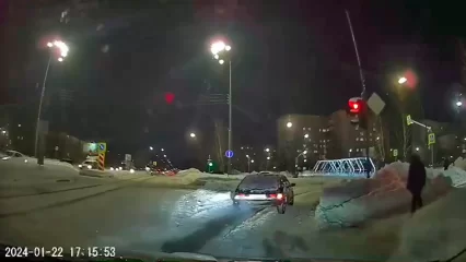 Нижнекамец пнул авто, которое чуть его не сбило - НТР 24