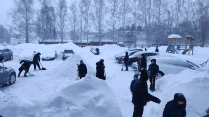 Нижнекамцы большими компаниями выходят на чистку дворов