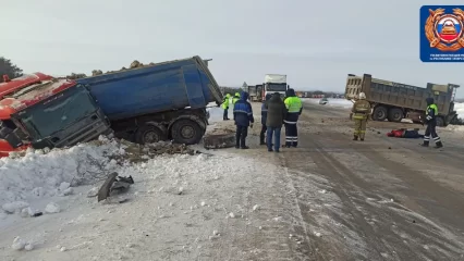 В Татарстане в ДТП с двумя грузовиками погибла женщина