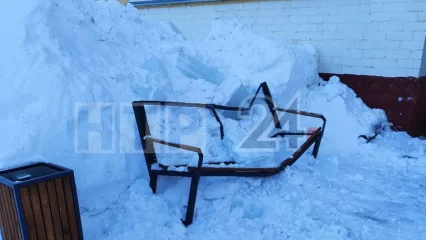 В Нижнекамске глыба льда рухнула на скамейку у подъезда