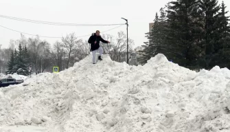 Александр Халин снимает репортаж о том, как городские службы борются с последствиями сильных снегопадов