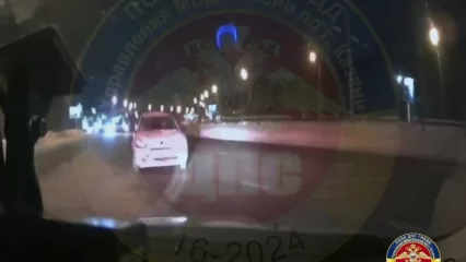 В Казани подросток за рулем авто пытался скрыться от ГИБДД задним ходом