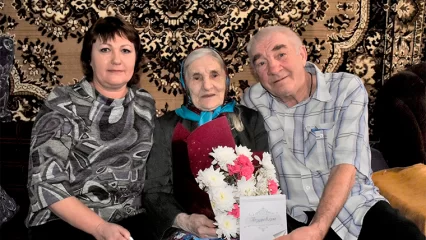 В Нижнекамском районе с 98-летием поздравили долгожительницу