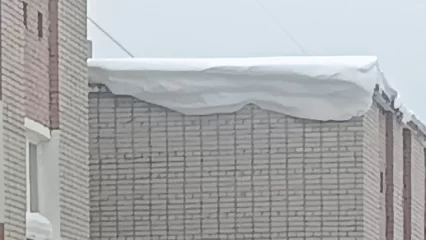 В Нижнекамске с крыши многоэтажки свисает большая снежная глыба - НТР 24