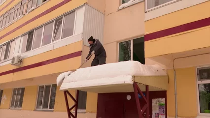 Нижнекамцам рассказали, каким образом происходит чистка крыш и козырьков от снега