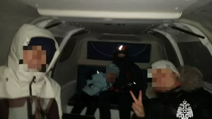 В Татарстане семья с тремя детьми застряла на льду с заглохшим снегоходом - НТР 24