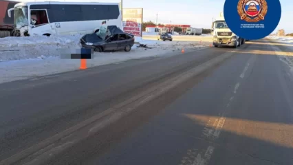 В Татарстане при столкновении легковушки с автобусом погибла женщина