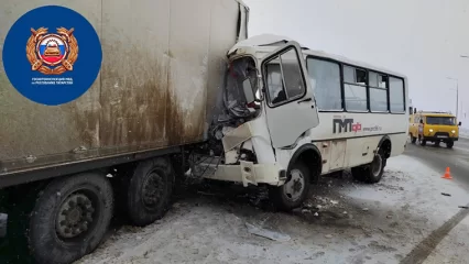 В Татарстане автобус с пассажирами врезался в припаркованный грузовик