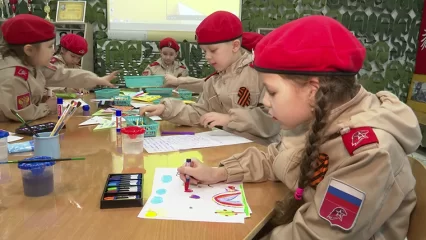 В Нижнекамске воспитанники детского сада пишут письма бойцам СВО - НТР 24