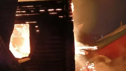 В Казани из горящего частного дома спасли женщину и подростка