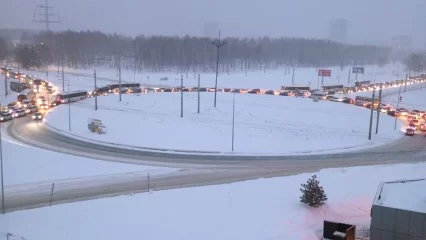 Нижнекамск встал в пробках из-за снегопада