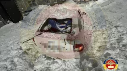 В Казани на машину с крыши рухнула снежная глыба - водитель в больнице - НТР 24