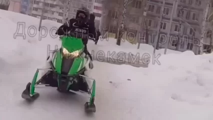 В Нижнекамске начали ездить по городу на снегоходах - НТР 24