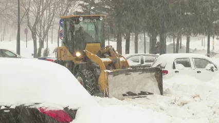 В Нижнекамске коммунальщики круглосуточно устраняют последствия снегопада