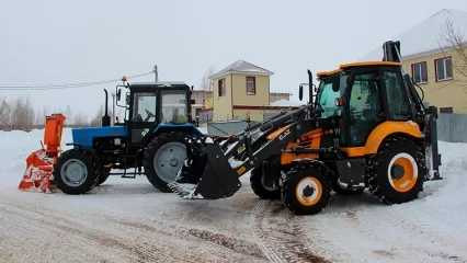 В Нижнекамском районе появились две новые единицы спецтехники для уборки снега