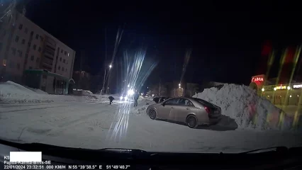 В Нижнекамске неизвестный решил завязать шнурки посредине проезжей части - НТР 24