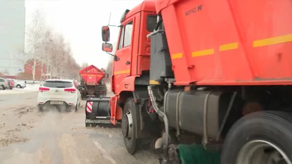 В Татарстане дорожники попросили не мешать снегоуборочной технике в связи с надвигающейся метелью