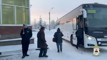 Замерзающих на трассе туристов из Казани спасли сотрудники ДПС - НТР 24