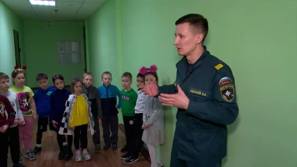 В нижнекамском клубе шахмат и бокса состоялась встреча воспитанников с пожарным - НТР 24