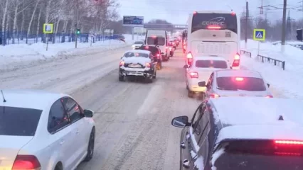На выезде из Нижнекамска образовались огромные пробки из-за сильной метели - НТР 24
