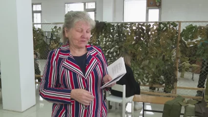 Пенсионерка из Нижнекамска выпустила сборник стихотворений для бойцов СВО - НТР 24
