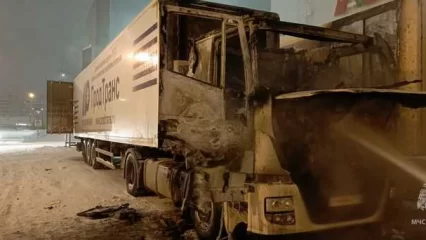 В Татарстане на парковке торгового центра сгорели две фуры