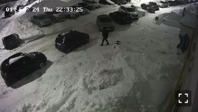 В Нижнекамске нетрезвый мужчина пинал припаркованные машины - НТР 24