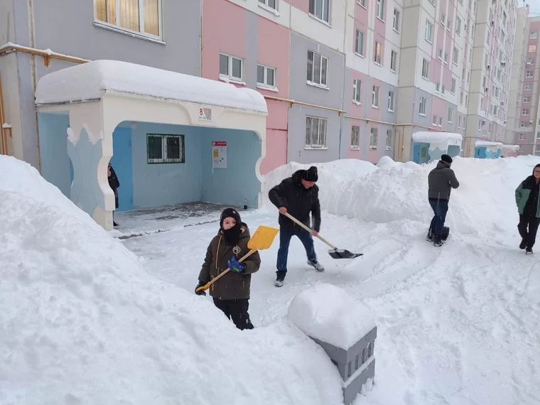 В Нижнекамске старшие по домам вместе с жителями вышли на уборку дворов