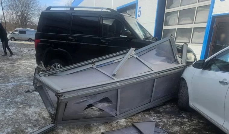 Очевидцы: на автомойке в Нижнекамске машина протаранила ворота бокса