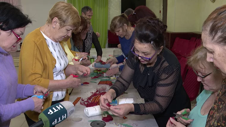 Пенсионеры Нижнекамска своими руками готовят подарки для бойцов СВО к 23 Февраля