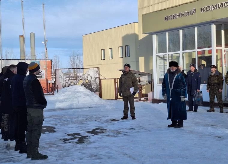 Нижнекамский военкомат отправил на контрактную службу еще пятерых новобранцев