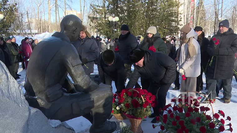 Участники митинга возложили цветы к памятнику воинам-интернационалистам в Нижнекамске // Фото: НТР 24