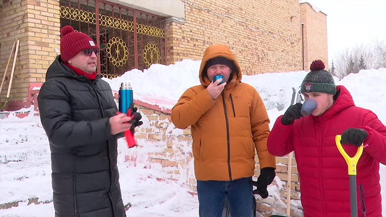 В мороз нижнекамский ансамбль «Нардуган» вышел на уборку снега