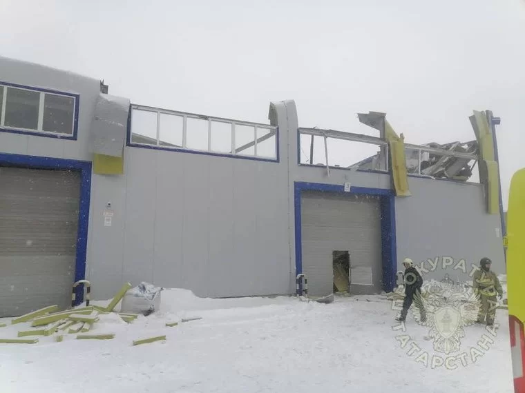 В Казани под тяжестью снега обрушилась крыша пункта приема металла, погиб человек