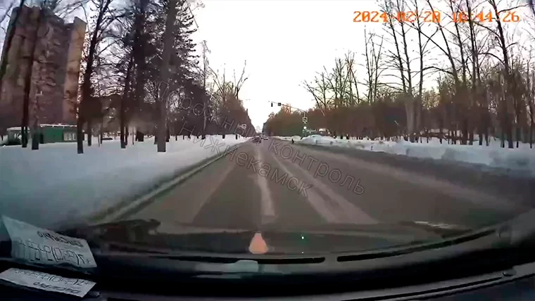 В Нижнекамске ребёнок пробежал через дорогу на «красный» перед автомобилем