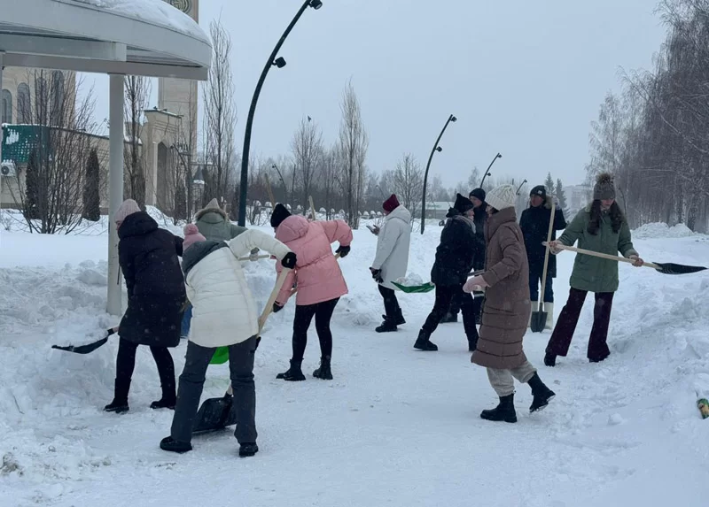 Работники исполкома НМР вышли на уборку снега